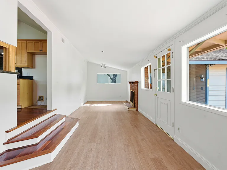 3240 Mills Ave — Photo 9