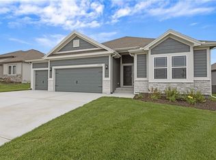 11416 N Auburndale Cir, Kansas City, MO 64157