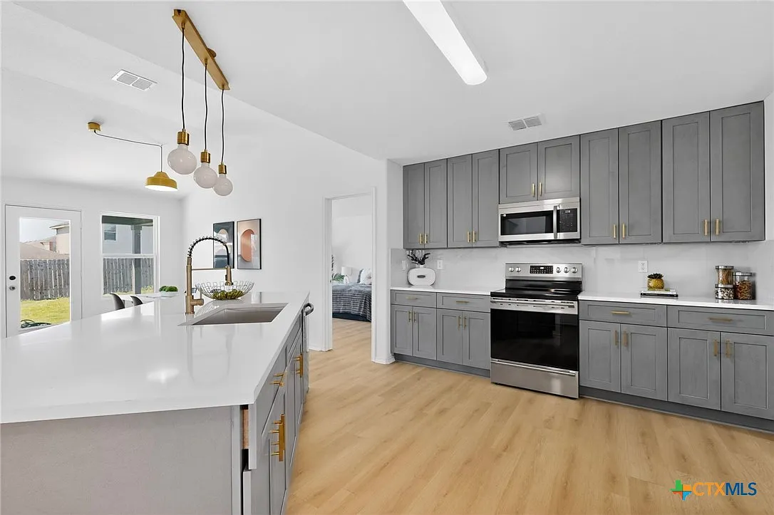 5 bed, 2.5 bath, 2856 sqft, $2,300 — Photo 1