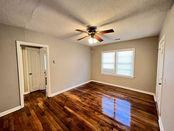 4th image of 27 Sandalwood St