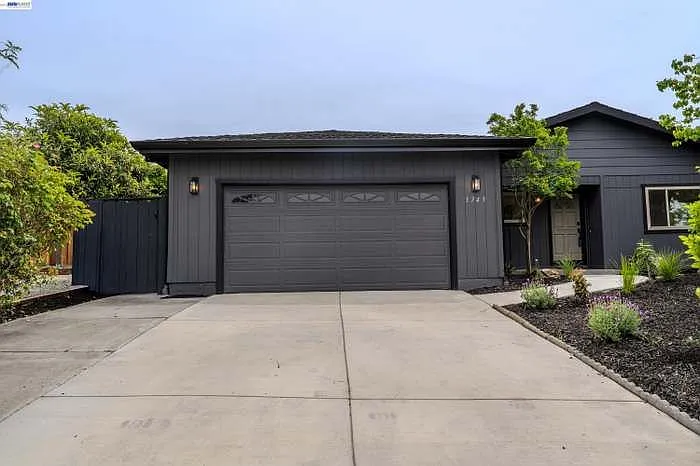3743 Sanford St — Photo 1
