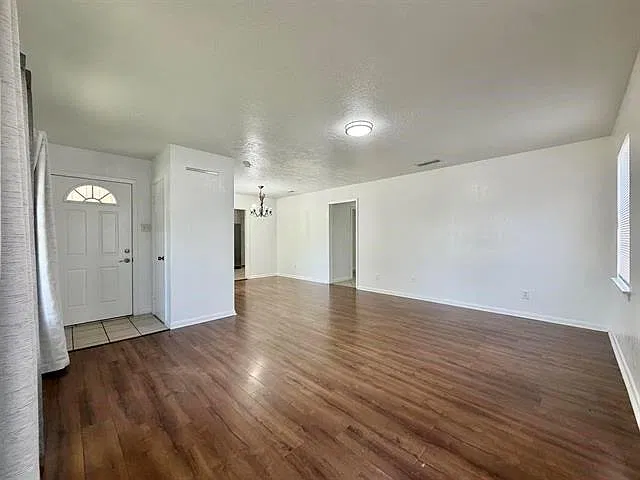 3 bed, 2.0 bath, 2023 sqft, $2,150 — Photo 3
