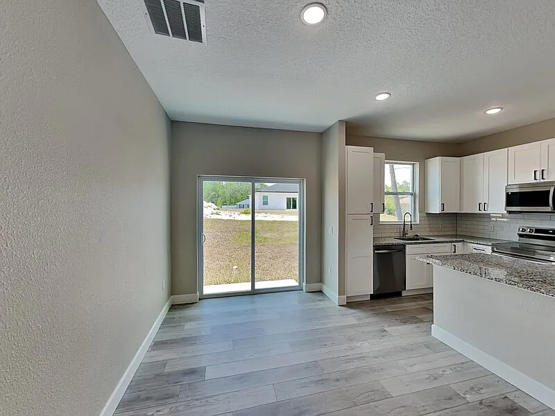 3 bed, 2.0 bath, 1251 sqft, $1,795 — Photo 2