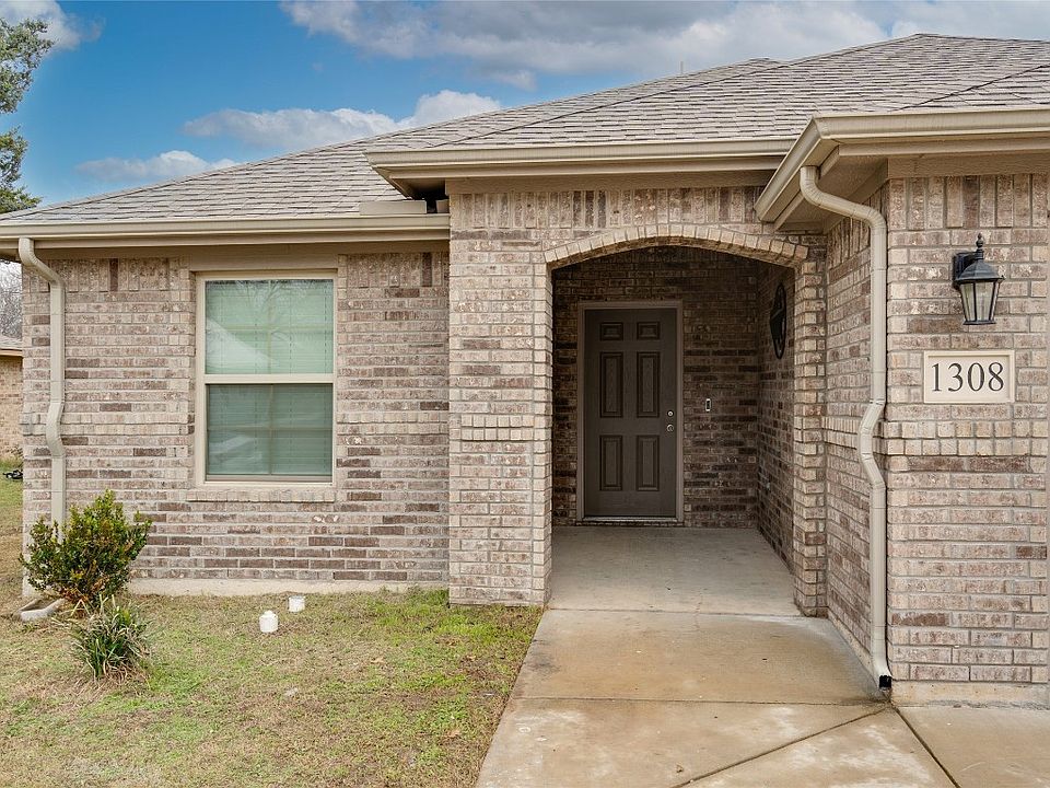 1308 S Clements St, Gainesville, TX 76240 Zillow