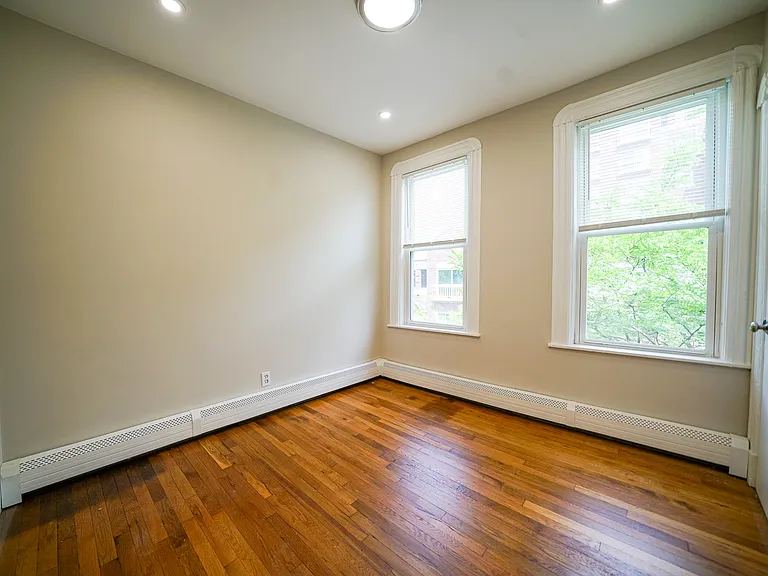 568 Green St #3 — Photo 4
