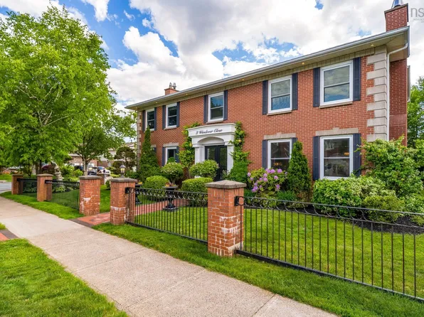 2 Wendover Close, Halifax, NS B3M 4E8