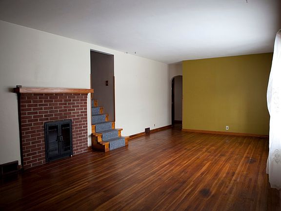 2nd image of 110 Sunset Dr