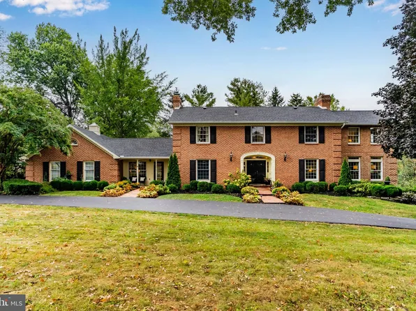 3517 Foxcroft Dr, Camp Hill, PA 17011