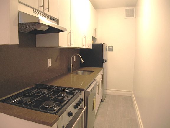 4th image of 23 W 70th St APT 2R