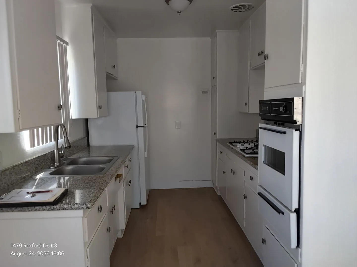 West la: Large & Bright 1 Bed/1 Bath Apartment With Parking! — Photo 2