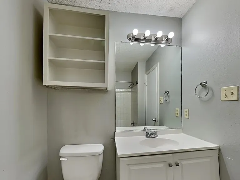 1106 Oakview Rd — Photo 7