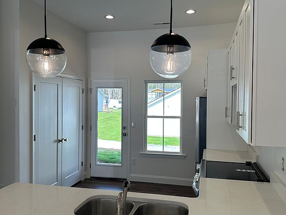 5th image of 110 Lakeside Dr