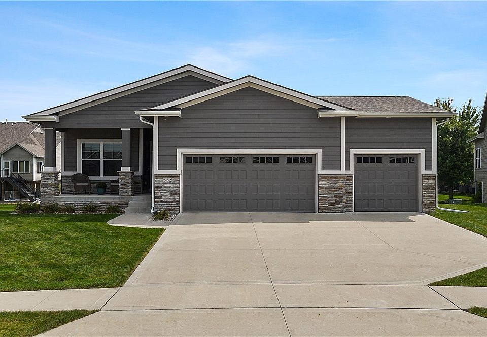 1st image of 332 NE Pinehurst Cir