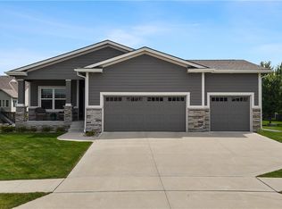 332 NE Pinehurst Cir, Ankeny, IA 50021