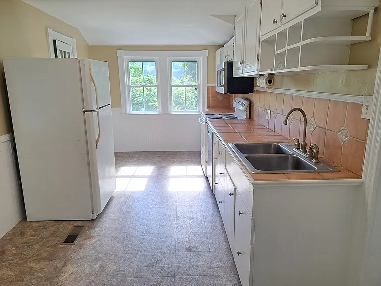 19 Larrabees Grove Rd W — Photo 6