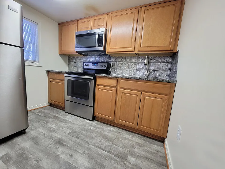 Nice new kitchen, Granite counter and stainless appliances.