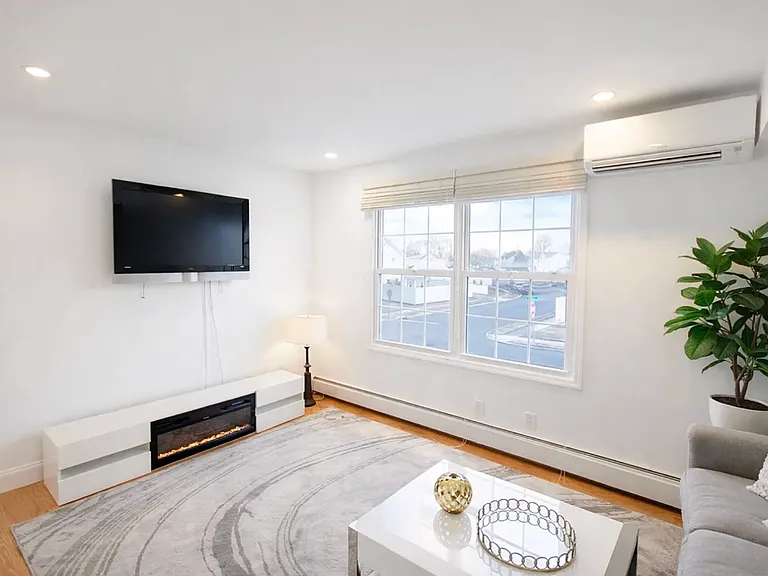27 Hill Ln #B — Photo 1