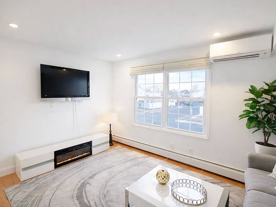 1st image of 31 Hill Ln #2