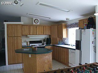 Large Kitchen w/ Island