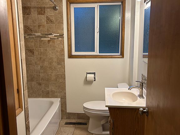 4th image of 3828 SW Marigold St #3828