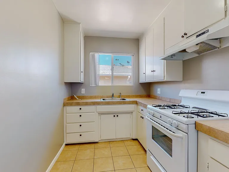 1818 N Kingsley Dr — Photo 7