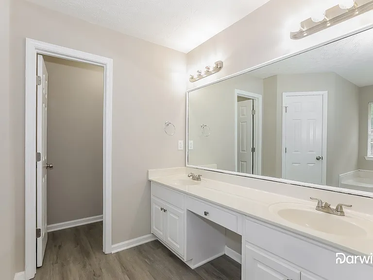 303 Laurel Ct — Photo 9