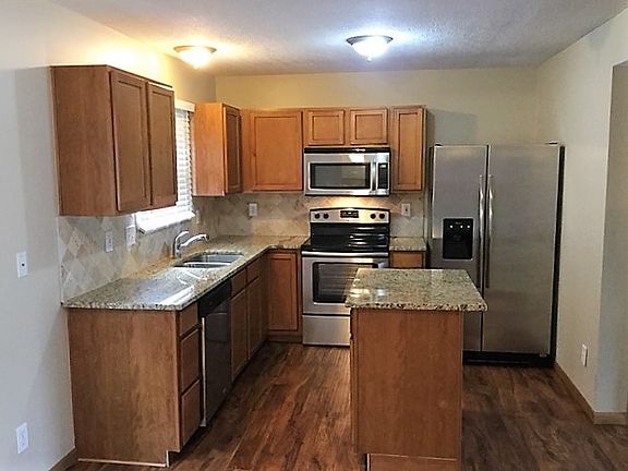 4th image of 1061 Oxford Dr N