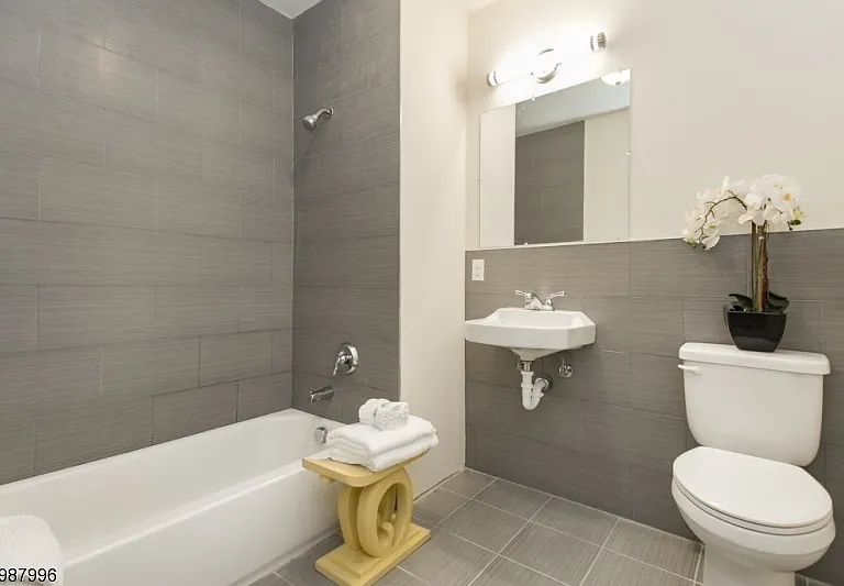 90 Clinton Ave — Photo 13