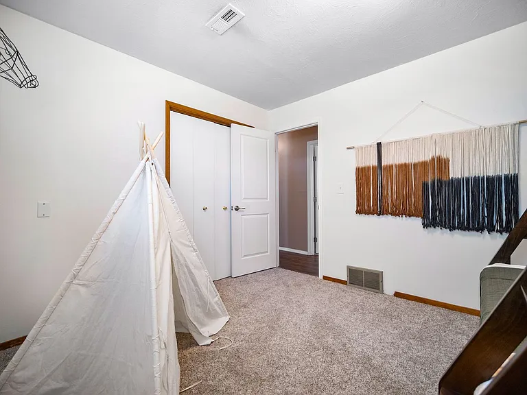 107 E Regina Ave — Photo 29
