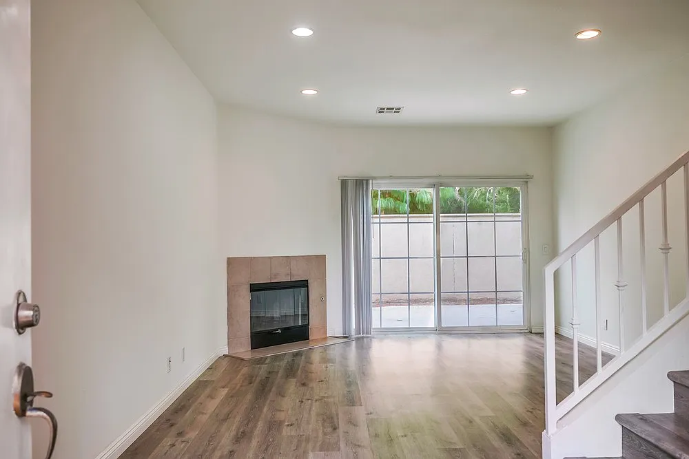 3 bed, 2.5 bath, 1430 sqft, $3,300 — Photo 3