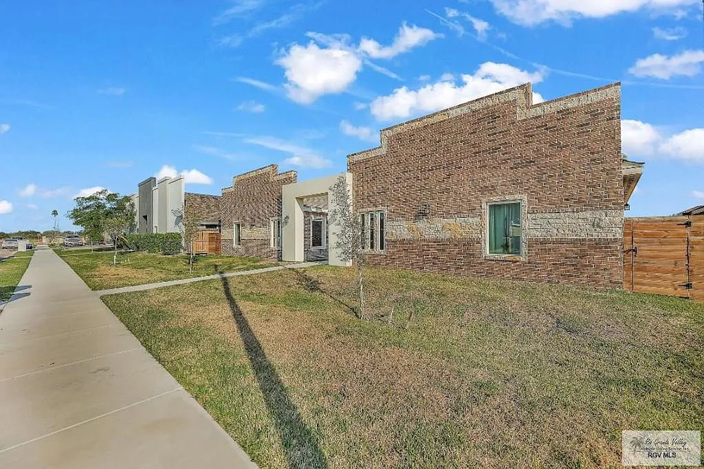2 bed, 2.0 bath, 1065 sqft, $950 — Photo 2