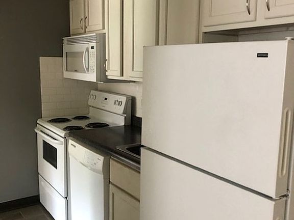 3rd image of 618 S Van Buren St APT 7