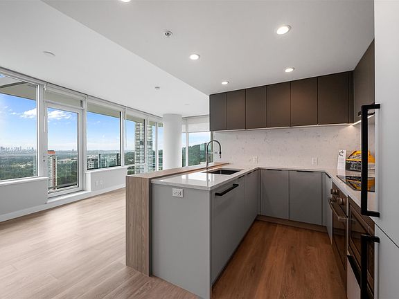 5th image of 567 Emerson St #2609