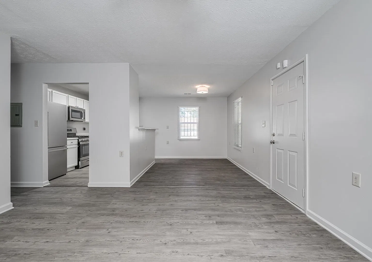 Beautifully Updated 3/1 w/ Large Backyard in Grant Park! — Photo 4