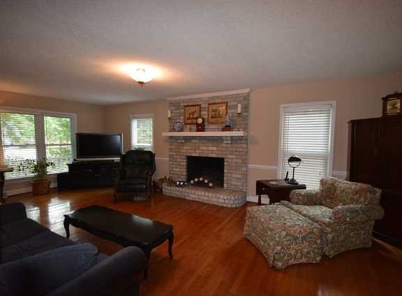3rd image of 1211 Parkway Dr