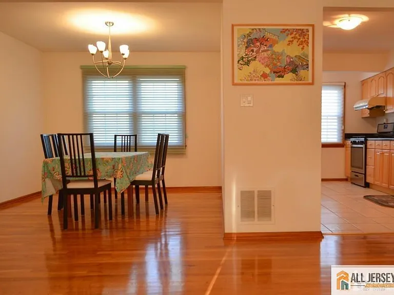 8 Sherwood Rd — Photo 2