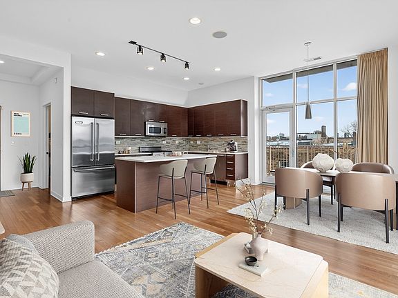 5th image of 1550 W Cornelia Ave #401