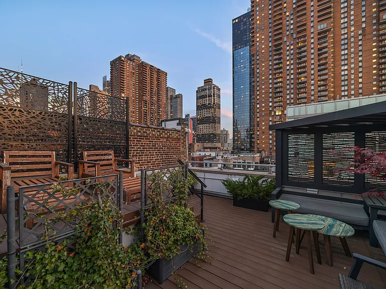459 W 44th St #C — Photo 39
