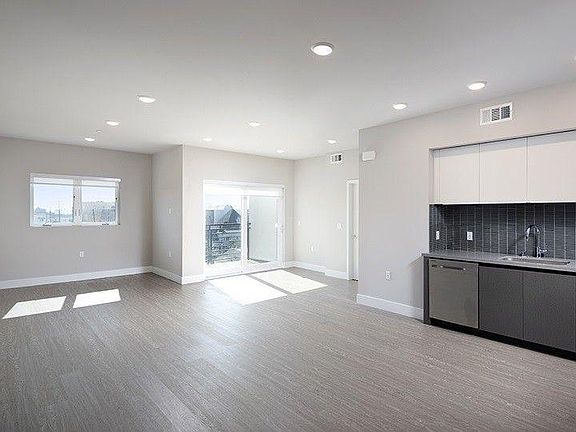 4th image of 831 S Harvard Blvd #416
