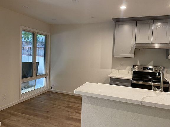 5th image of 230 Grand Blvd APT 2