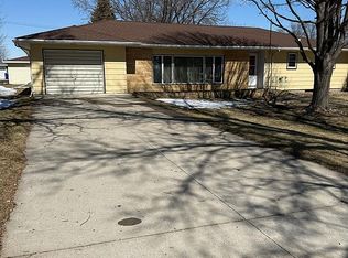 706 3rd St SW, De Smet, SD 57231