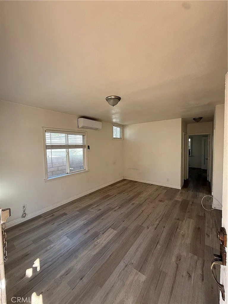 2 bed, 650 sqft, $2,300 — Photo 2
