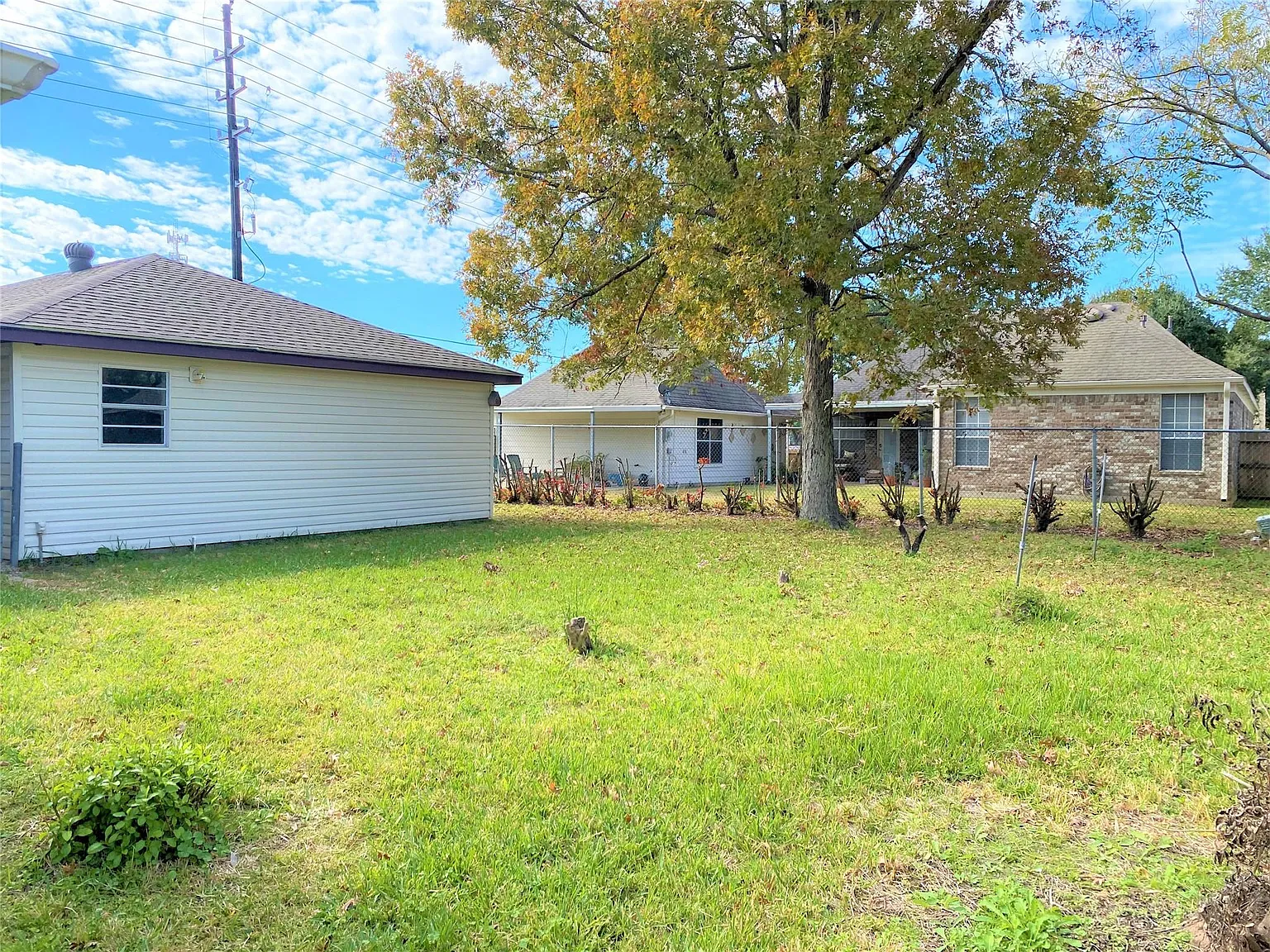 4 bed, 2.0 bath, 2249 sqft, $2,300 — Photo 3