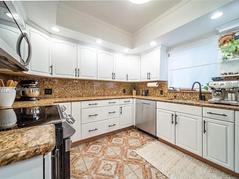 2421 SW 26th Ln — Photo 10