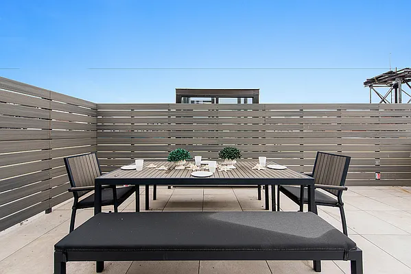 Rented by CORE | media 9