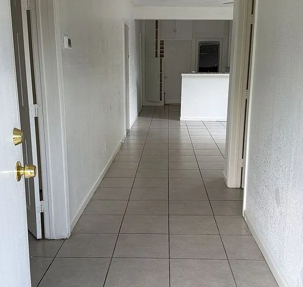102 N Avenue C — Photo 2