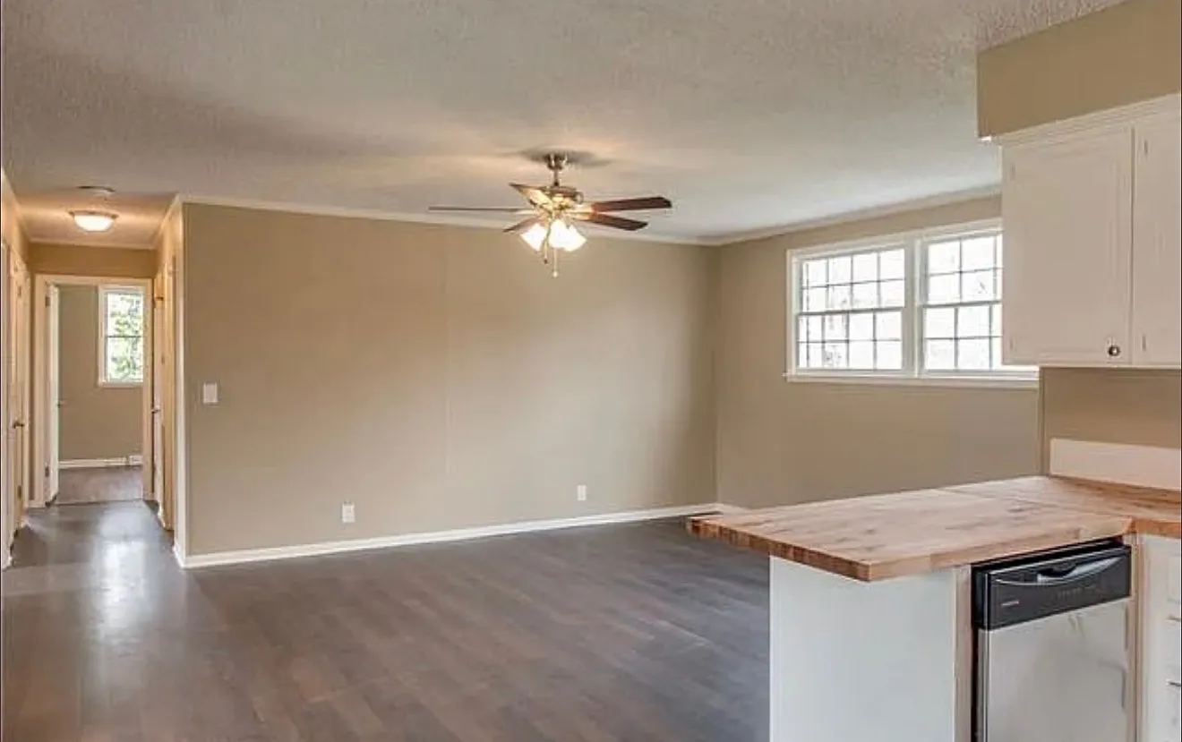 3 bed, 1.5 bath, 1500 sqft, $2,134 — Photo 3