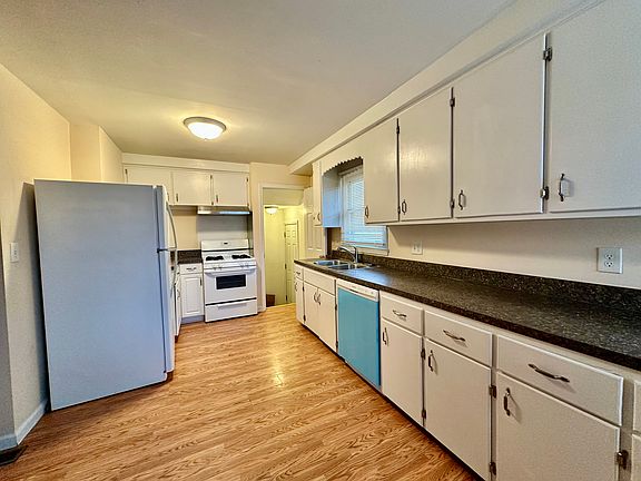 4th image of 23064 Vassar Ave