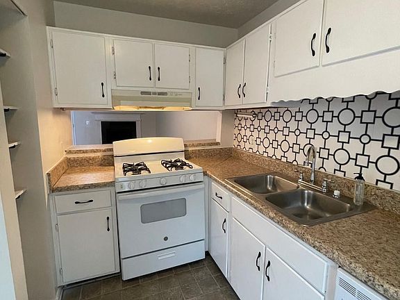 2nd image of 1824 Cumberland Valley Pl SE