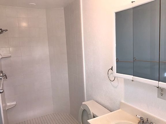 4th image of 115 W 13th St